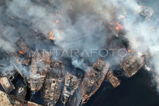 Puluhan kapal nelayan terbakar di Pelabuhan Jongor Tegal Page 1 Small
