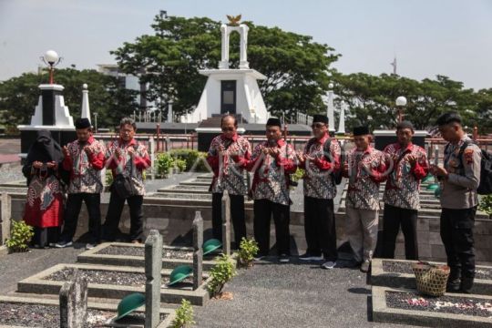 Mantan narapidana terorisme ziarah di Taman Makam Pahlawan Giri Tunggal Page 1 Small