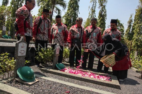 Mantan narapidana terorisme ziarah di Taman Makam Pahlawan Giri Tunggal Page 2 Small