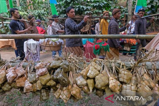 Tradisi nyadran 1.000 kupat di Temanggung Page 2 Small