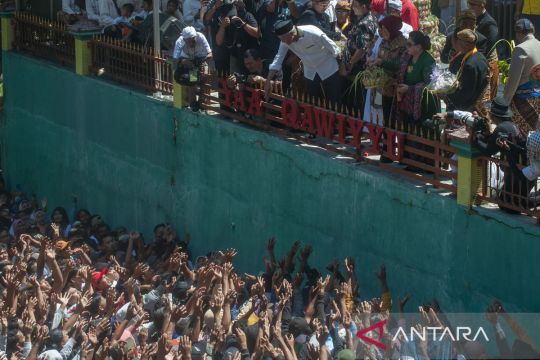 Ganjar Pranowo hadiri tradisi Sebaran Apem Yaa Qawiyyu Page 3 Small