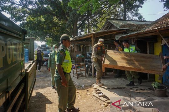 Pembongkaran warung ilegal di jalan pantura Page 2 Small