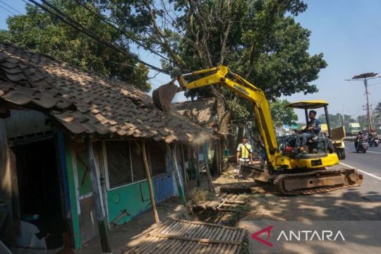 Pembongkaran warung ilegal di jalan pantura Page 1 Small