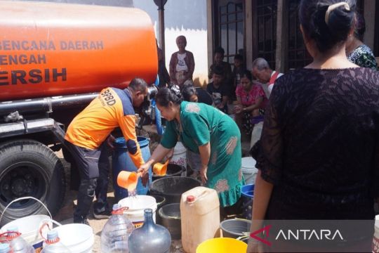 PMI-BPBD  Batang salurkan air bersih kepada warga terdampak kekeringan