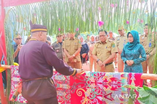 Penjabat Bupati Kapuas disambut tradisi potong pantan