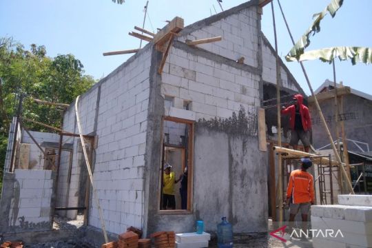 Warga Demak urunan bangun rumah layak huni untuk warga miskin