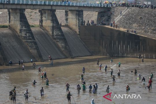 Warga mencari ikan saat penutupan sementara Bendungan Colo Page 3 Small