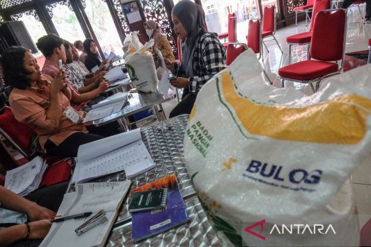 Penyaluran bantuan beras di Solo Page 2 Small