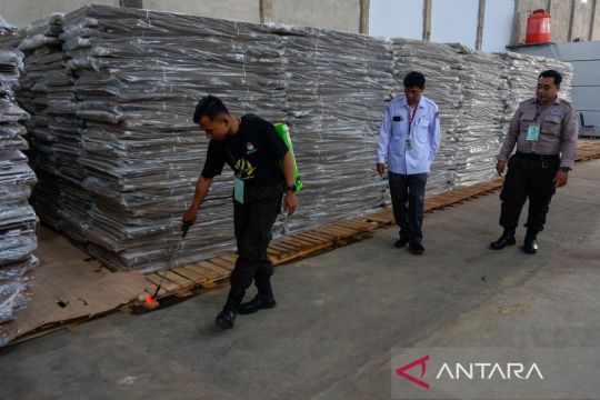 Penyemprotan cairan anti rayap di gudang KPU Kabupaten Batang Page 2 Small