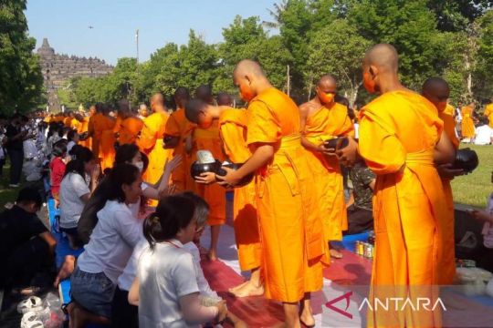 Ratusan peserta Pabbajja Samanera melakukan pindapatta di Borobudur