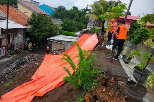 Terjadi longsor di Ngaliyan Semarang, timpa poskamling warga