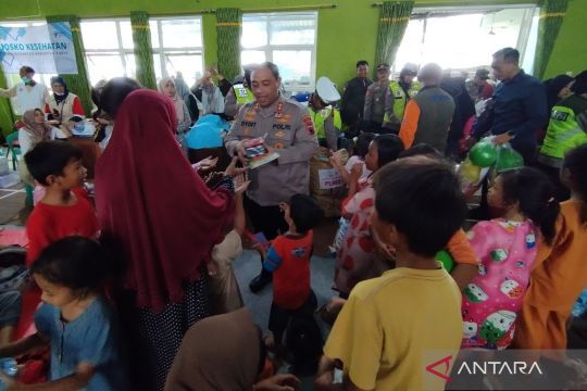 Polres Kudus  hibur anak-anak di pengungsian dengan berikan mainan