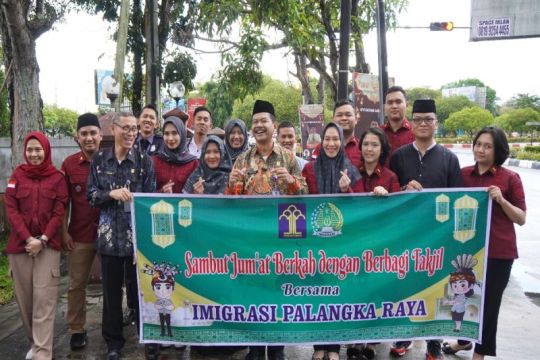 Imigrasi Palangka Raya manfaatkan momen berbagi takjil sosialisasi m-paspor