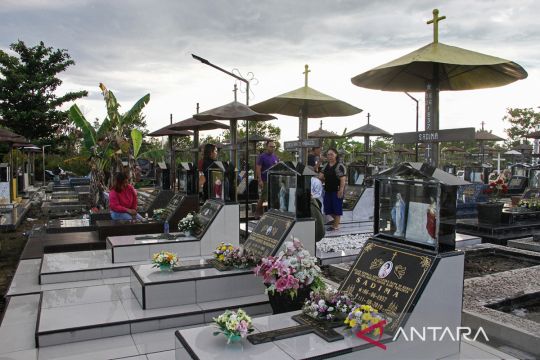 Tradisi Ziarah Makam Jelang Paskah Di Palangka Raya