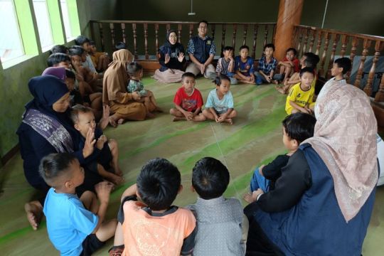 UMP dampingi anak terdampak bencana tanah bergerak di Sirampog