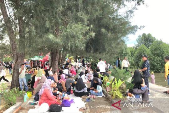 Wisata pantai di Kobar sumbang pemasukan Rp250 juta selama libur Lebaran