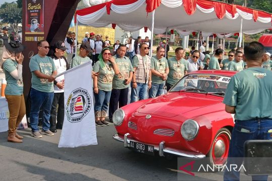 Kemeriahan reli mobil kuno di Kota Magelang