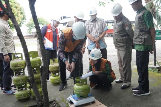 Pertamina Patra Niaga dan Pemkab Kendal lakukan pengecekan isi tabung elpiji 3 kg