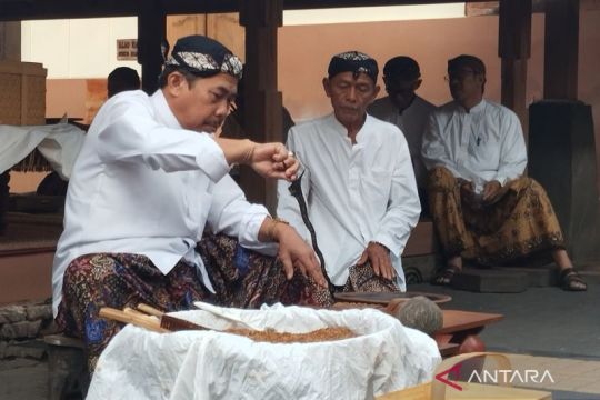 Tradisi penjamasan keris Sunan Kudus  masih dilestarikan