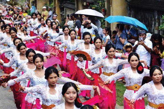 RATUSAN PENARI JOGED BUNGBUNG MERIAHKAN PENGLIPURAN VILLAGE FESTIVAL