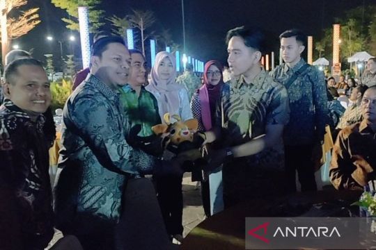 Gibran terima penghargaan PWI  pada Porwanas ke-XIV