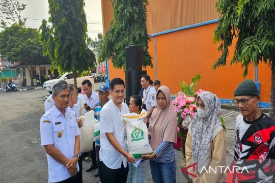 Bulog  Surakarta serentak salurkan bantuan pangan tahap III