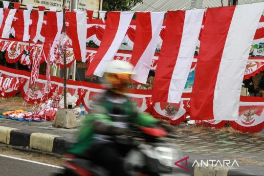 Penjualan pernak-pernik HUT ke-79 RI di Palangka Raya Page 7 Small