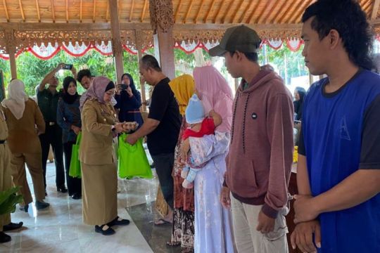 Pemkab Batang salurkan bantuan pangan pada keluarga risiko  stunting