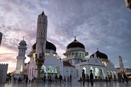 Atlet PON 2024  berdoa di Masjid Baiturrahman sebelum berlaga