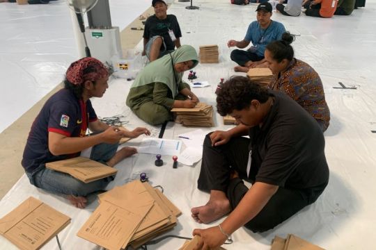 KPU Kota Semarang mulai pengepakan logistik  Pilkada 2024