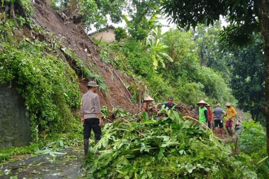 Polres dan warga kerja bakti bersihkan longsor di Jepara