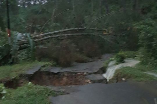 Tanah longsor di Gumelar, jalan ke Ajibarang bisa dilewati kembali