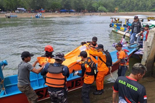 Tim SAR  gabungan evakuasi jenazah seorang anak di Pantai Karangpakis
