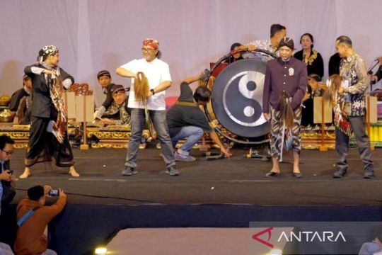 Bupati Temanggung  menari jaran kepang pada gelar budaya SMADA