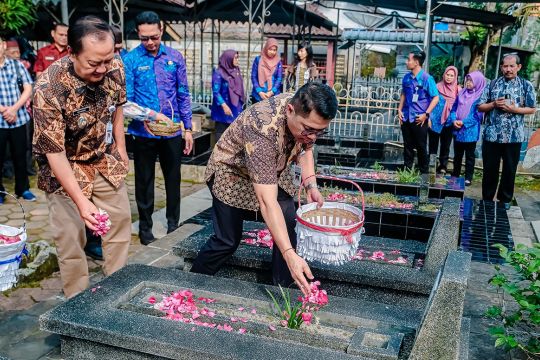 Jajaran Pemkot Magelang ziarah ke makam para wali kota pendahulu