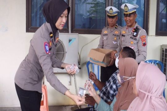 Polres Pemalang bagikan minuman gratis kepada pengantre pajak kendaraan