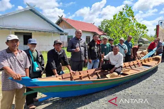 Bantuan perahu Pemkab ke tiga kelompok nelayan diapresiasi Legislator Kapuas