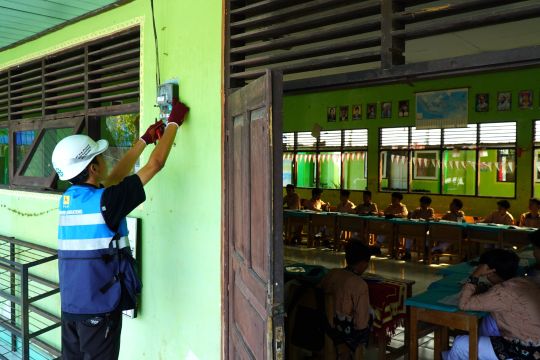 PLN pasang gratis sambungan listrik untuk MTsN 2 Hulu Sungai Tengah