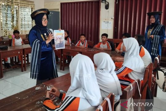 Guru di Kudus mengajar dengan baju adat