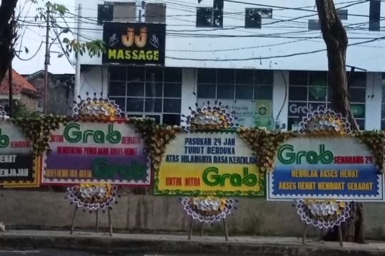 Protes skema "Akses Hemat", mitra pengemudi Grab Semarang kirim karangan bunga