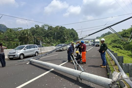 Tiang tumbang tutup jalan Tol Semarang - Solo