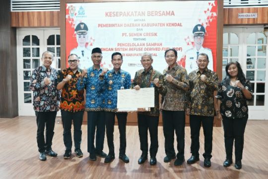 Semen Gresik dan Pemkab Kendal kerja sama pengelolaan sampah sistem RDF