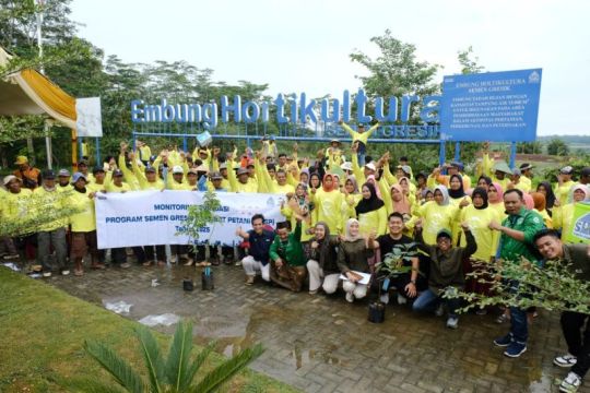 Dukung Asta Cita Presiden, Semen Gresik bagikan bibit buah ke petani