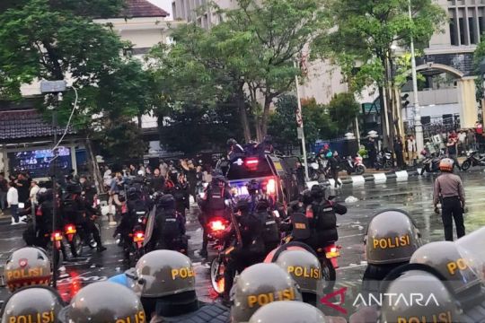 Polisi bubarkan massa aksi Hari Buruh di depan Kantor Gubernur Jateng