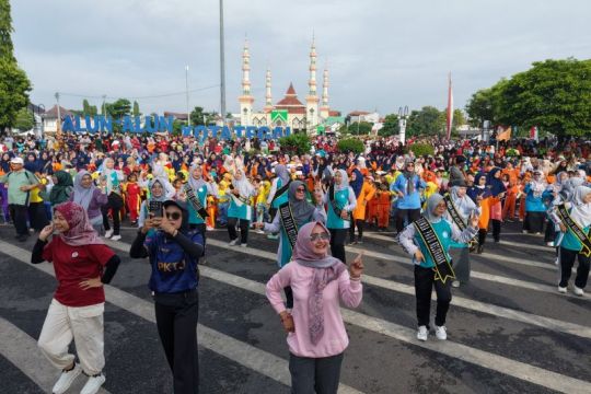 Ribuan siswa TK dan SD Kota Tegal  ikuti senam bersama