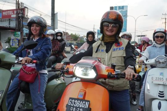 Mbak Iin skuteran bareng komunitas Vespa,