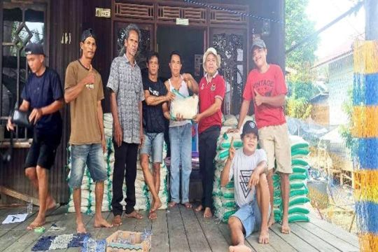 Legisator Barut salurkan bantuan warga terdampak banjir di Desa Bintang Ninggi II