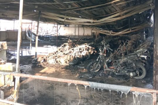 Kebakaran tempat parkir seratusan motor di Demak