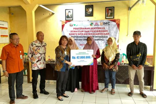 Bupati Banyumas serahkan santunan dan kartu BPJS Ketenagakerjaan untuk penderes