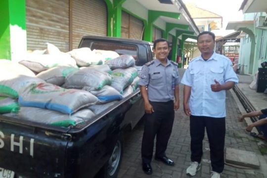 Pekalongan serahkan bantuan kompos, dukung budi daya organik di rutan